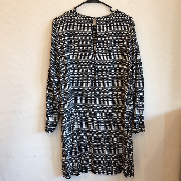 H&M LONG SLEEVE DRESS W/ KEYHOLE CUTOUT BACK - Picture 4 of 5